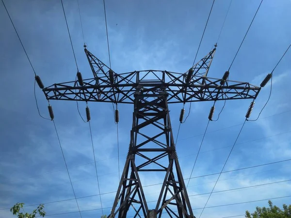 Metalen Hoge Toren Voor Elektriciteit Met Hoogspanningsdraden — Stockfoto