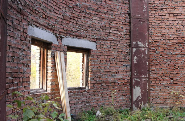 Ceglany Budynek Zniszczył Opuszczony Pokój Konstrukcją Okien — Zdjęcie stockowe
