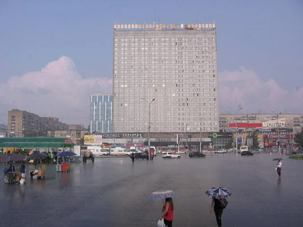 Rusland Novosibirsk 1980 Hoog Gebouw Het Centrum Van Stad Mensen — Stockfoto