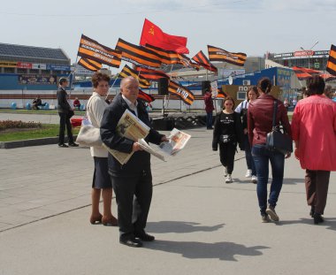 Rusya, Novosibirsk, 25.05.2019: Emekli yaşlı bir adam sokakta gazete satıyor