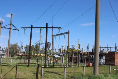 Transformatörlü elektrik santralinde elektrik kabloları için destek direkleriName