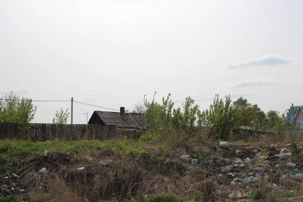 Depósito Lixo Perto Edifício Residencial Grama Danos Meio Ambiente — Fotografia de Stock