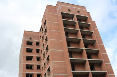 Çok katlı modern bina inşaatı tamamlanmamış tuğla