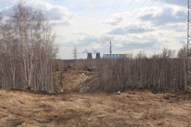 CHP soğutma kulelerinde yüksek voltajlı kablolar için yüksek demir elektrik kabloları olan ormandaki tepeler