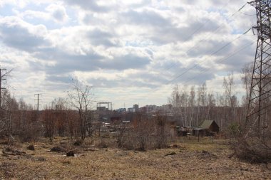 Ormandaki tepeler yüksek voltaj kabloları için yüksek demir elektrik kabloları ile doğada.