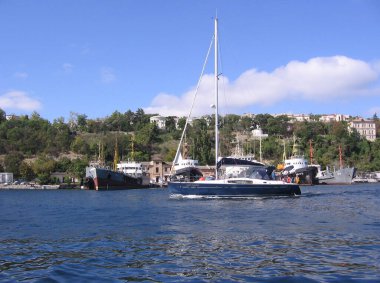 Rusya, Novosibirsk, 18.09.2010: Okyanus savaş gemileriyle dolu durgun rıhtımdaki gemiler