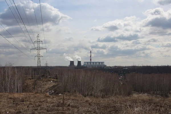 CHP soğutma kulelerinde yüksek voltajlı kablolar için yüksek demir elektrik kabloları olan ormandaki tepeler