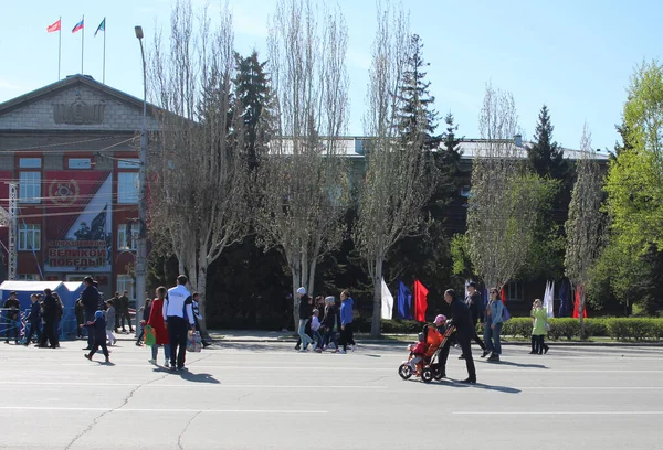 Rusia Novosibirsk 2019 Una Multitud Personas Caminando Por Calle Ciudad — Foto de Stock