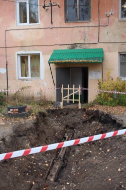 Rusya, Novosibirsk 05.10.2019: belediye binasının girişinde kazılmış bir çukur.