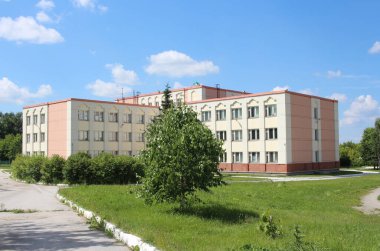 Çimenli modern mimarlık binası.