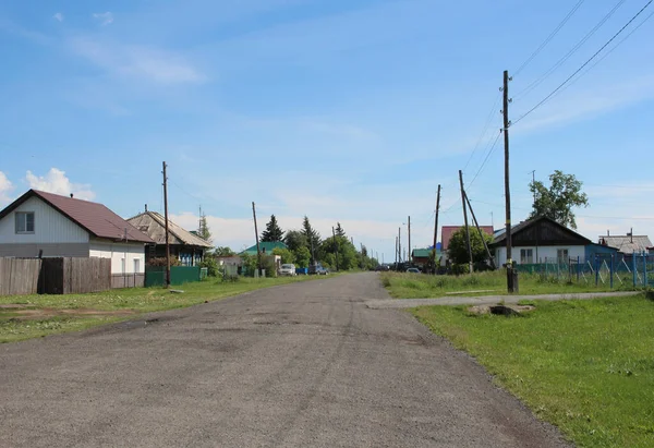 Estrada Rua Aldeia Entre Casas Verão Para Dirigir — Fotografia de Stock