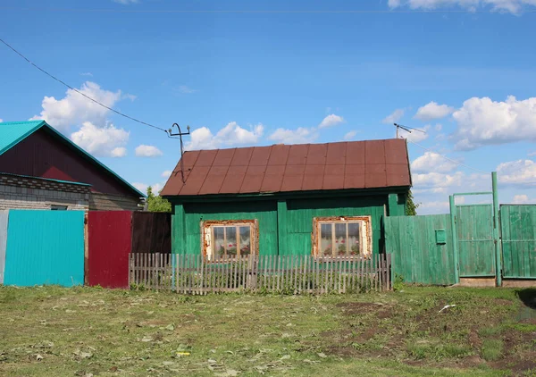 夏天村里的旧木屋 供户外居住 — 图库照片