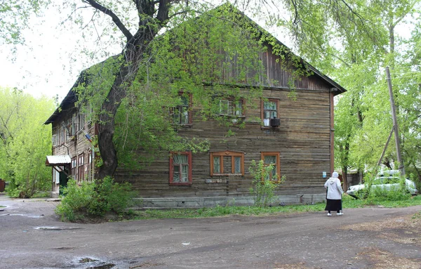 Russia Novosibirsk 2019 Big Wooden Old House Garden Woman — Stock fotografie