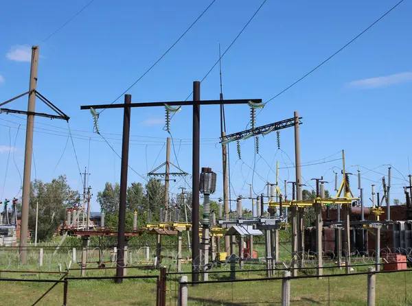 Elektrische Draden Bij Een Elektriciteitscentrale Palen Hoogspanning Een Transformator — Stockfoto