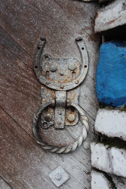 Demir dekoratif antika cıvata ile bir at nalı