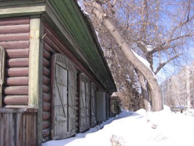 Pencerelerde kapalı çerçeveler olan eski ahşap ev