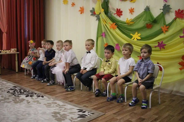 Rosja Nowosybirsk 2017 Dzieci Siedzą Krzesłach Przedszkolu — Zdjęcie stockowe