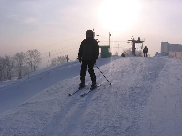 ノヴォシビルスク ロシア31 2008 選手は雪の中で山に乗って冬にスキーをしている男 — ストック写真