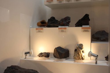 Rusya, Novosibirsk, 14.11.2020: jeoloji endüstrisi için sergilenen mineral taşı örnekleri