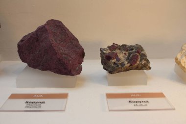 Rusya, Novosibirsk, 14.11.2020: jeolojik sanayi kristal mineralleri için sergilenmekte olan mineral taşı örnekleri