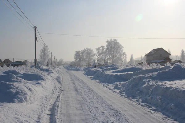 Winter Siberië Sneeuwwitte Weg Sneeuw Drijft Mooie Huizen Het Dorp — Stockfoto