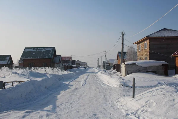 Sibirya 'da kış kar beyazı yol karlar içinde güzel evler rime köyünde