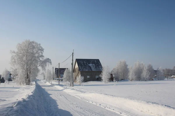 Winter Siberië Sneeuwwitte Weg Sneeuw Drijft Mooie Huizen Het Dorp — Stockfoto