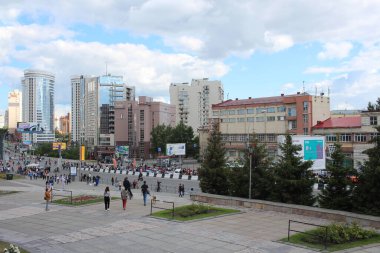 Rusya, Novosibirsk 30.06.2019: Şehir halkının modern metropolü yazın yürüyor