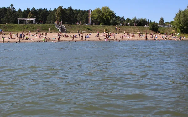 Russia Novosibirsk 2020 Spiaggia Sul Mare Turisti Nuotano Rilassati Acqua — Foto Stock