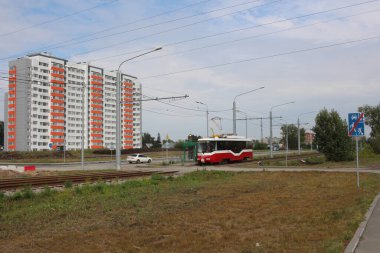 Rusya, Novosibirsk 25.07.2020: Yolcular için şehirde tramvay