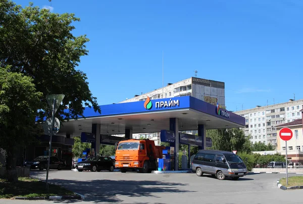 Rússia Novosibirsk 2019 Caminhão Estação Enchimento Automóveis Recebe Combustível Para — Fotografia de Stock