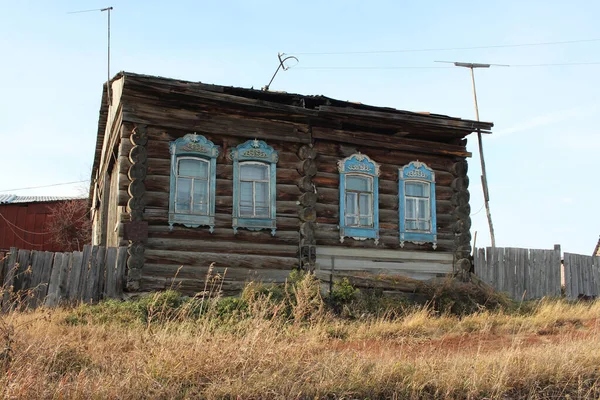 乡村无人居住的老旧的废弃木屋 — 图库照片