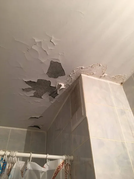 浴室の天井が損傷しています古いコーティングが落ちています — ストック写真