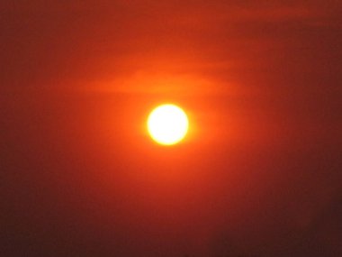 Akşam gün batımı gökyüzündeki bulutlara karışıyor.