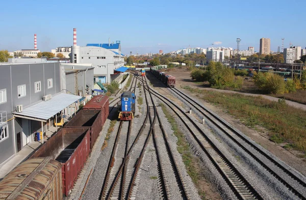Rússia Novosibirsk 2020 Locomotiva Trem Estação Ferroviária Com Vagões Trilhos — Fotografia de Stock