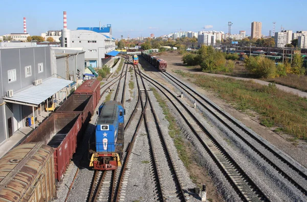 Rússia Novosibirsk 2020 Locomotiva Trem Estação Ferroviária Com Vagões Trilhos — Fotografia de Stock