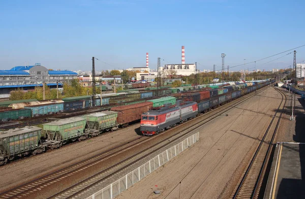 Rusya, Novosibirsk, 20.09.2020: vagonları raylı tren istasyonları yolcuların kargo taşımacılığı