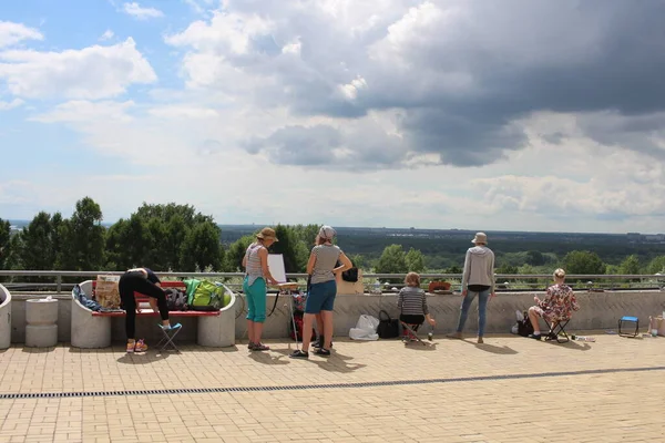 Rusya Novosibirsk 2019 Toprak Ağılındaki Kızlar Turistler Için Manzara Çiziyor — Stok fotoğraf