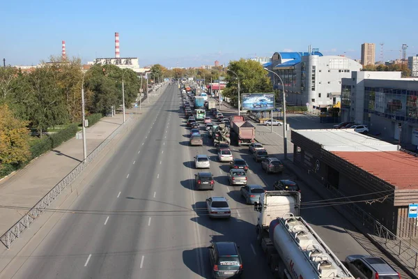 Rusya, Novosibirsk, 20.09.2020: kentteki karayolu trafiği sıkışık