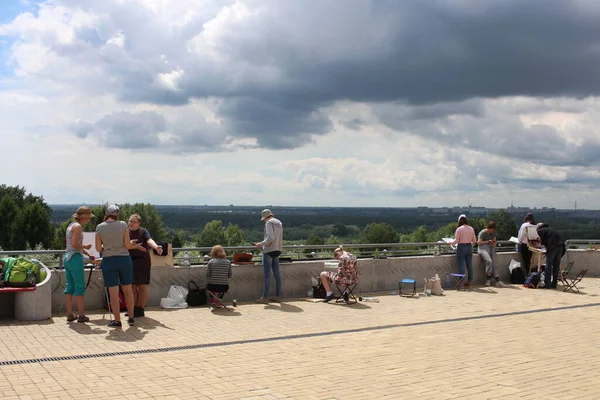 Rusya Novosibirsk 2019 Toprak Ağılındaki Kızlar Turistler Için Manzara Çiziyor — Stok fotoğraf