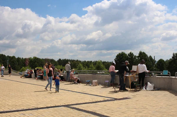 Rusya Novosibirsk 2019 Rıhtımdaki Kadınlar Turistleri Çekiyor Çocuklar Dinleniyor — Stok fotoğraf