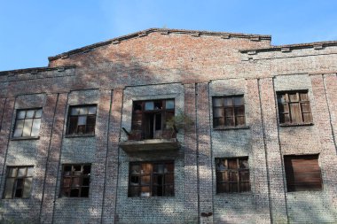 Eski tuğla bina, terk edilmiş bir pencerenin kırılması sonucu yıkıldı.