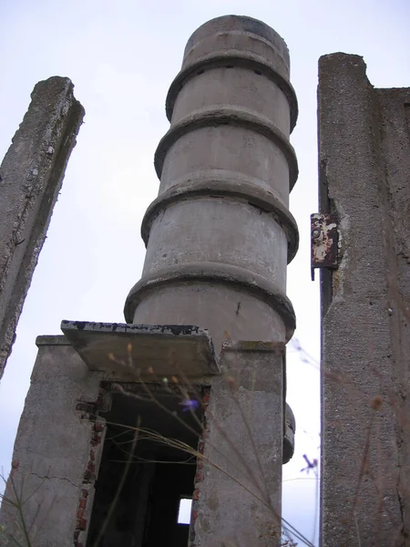 Alto Alrededor Antigua Torre Una Estructura Hormigón Abandonado —  Fotos de Stock