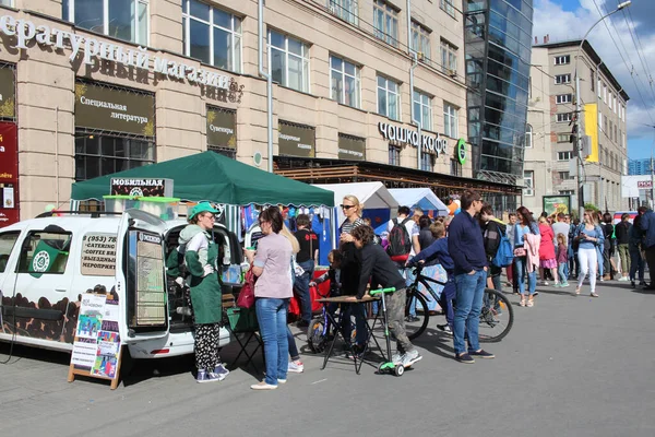 Rusya, Novosibirsk 30.06.2019: Sokak kafesi turistleri kentteki bir tezgahtan yiyecek alıyorlar