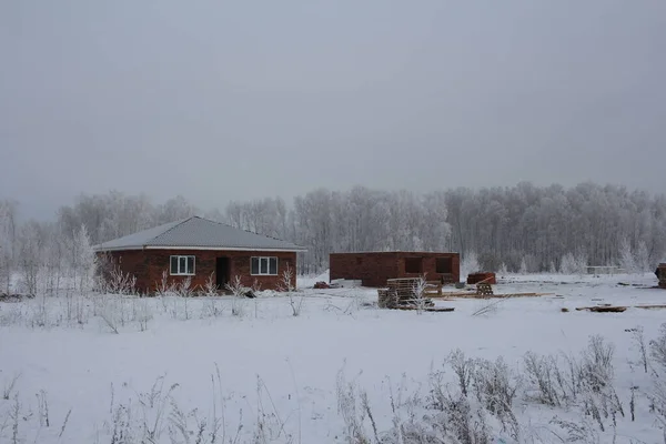 Кирпичный Дом Снежном Строительстве Коттеджей Зимой Сибири — стоковое фото
