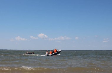 Rusya, Novosibirsk 06.07.2019: bir teknede kurtarma ekipleri çocukları suda boğarak kurtarır