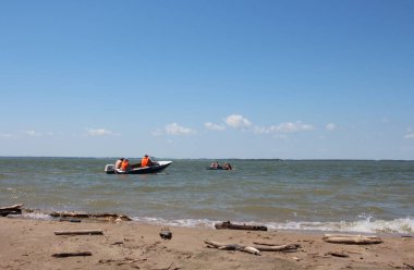 Rusya, Novosibirsk 06.07.2019: bir teknede kurtarma ekipleri çocukları suda boğarak kurtarır