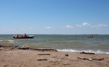 Rusya, Novosibirsk 06.07.2019: bir teknede kurtarma ekipleri çocukları suda boğarak kurtarır