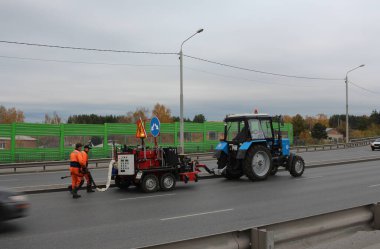 Rusya, Novosibirsk 05.10.2019: karayolu işçileri özel teçhizat üzerindeki asfaltı onarıyor