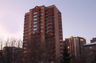 Şehirdeki yüksek modern evler çok katlı binalar.